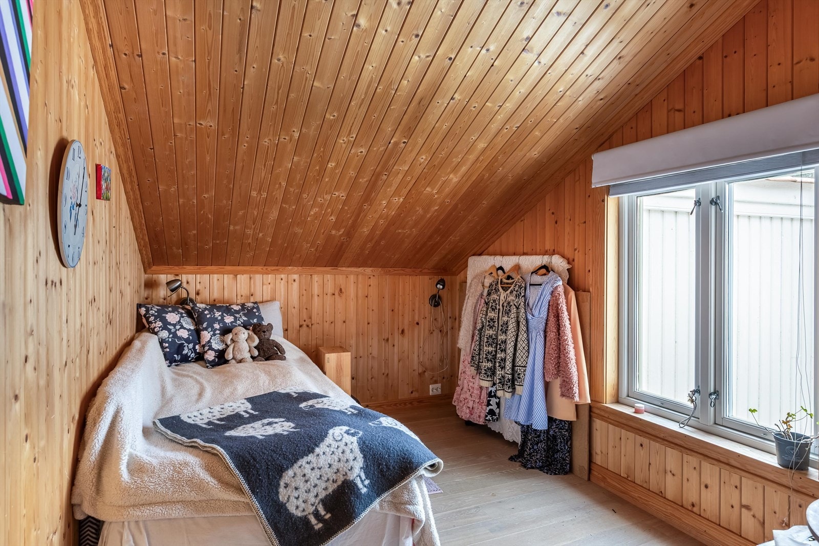 Lyst soverom med vindu som gir godt dagslys. Galleribilde