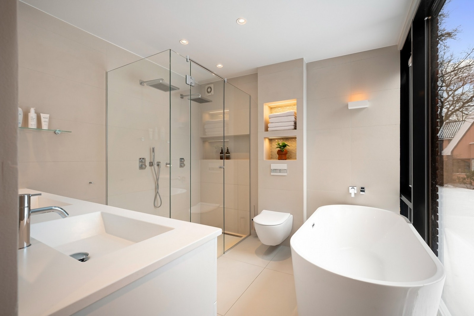 Hovedbadet er plassert ved boligens sørøstlige hjørne, med dobbeldusj og soloppgang som del av opplevelsen. Galleribilde