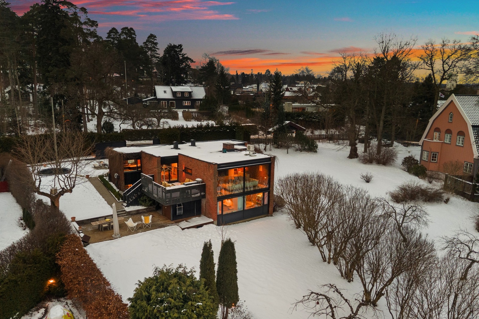 Boligen ligger solid i terrenget med alle store vindusflater vendt mot sør. Galleribilde