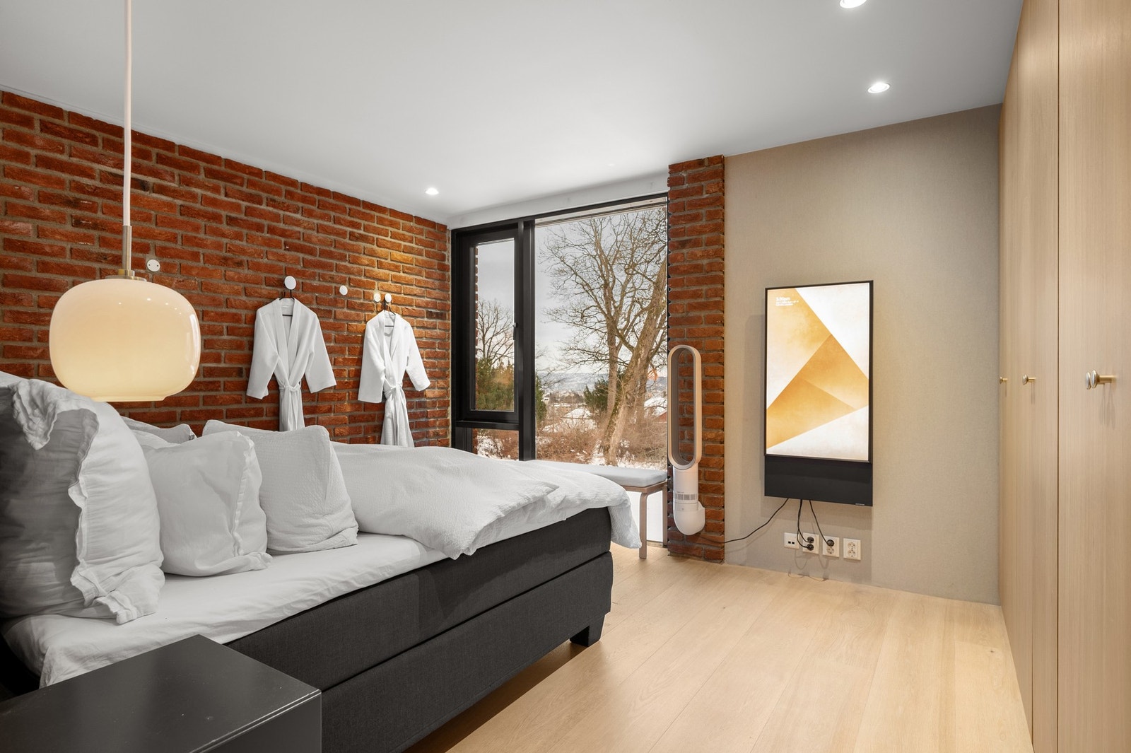 Hovedsoverommet ligger med skjermet orientering mot hagen i sør og øst. Galleribilde