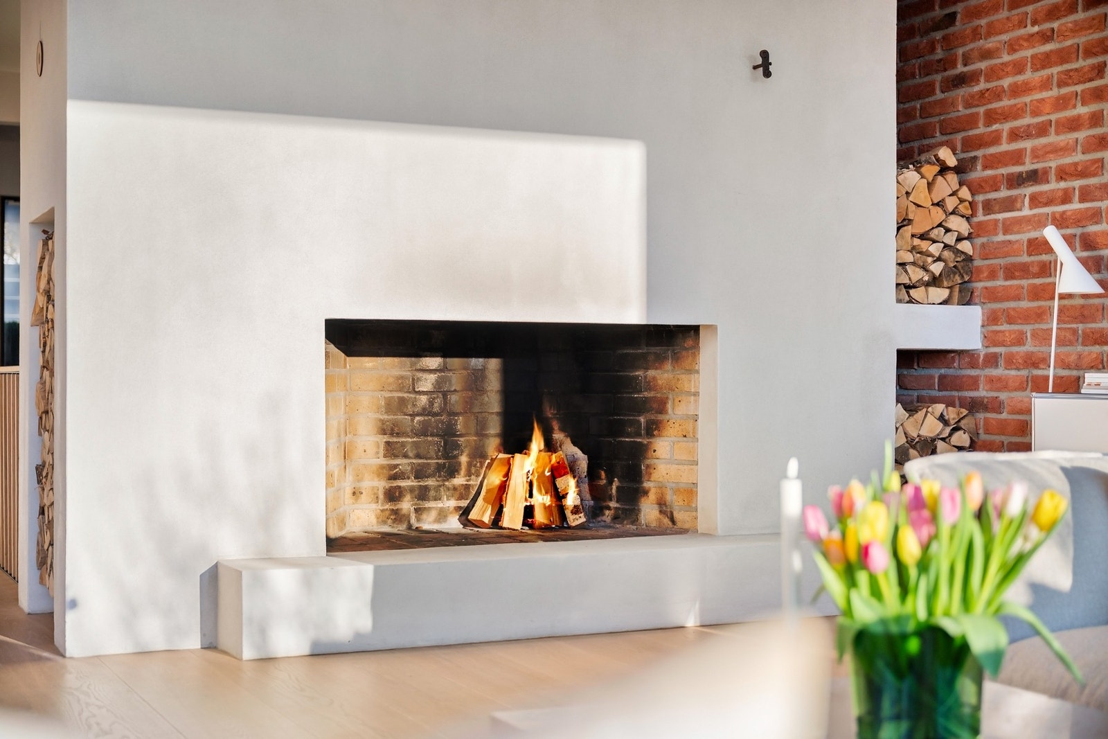 Et vakkert ildstedet. Galleribilde