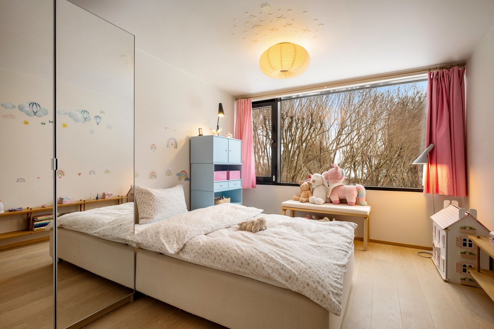 Etasjen har to "like" soverom vendt mot hagen i sør. Galleribilde