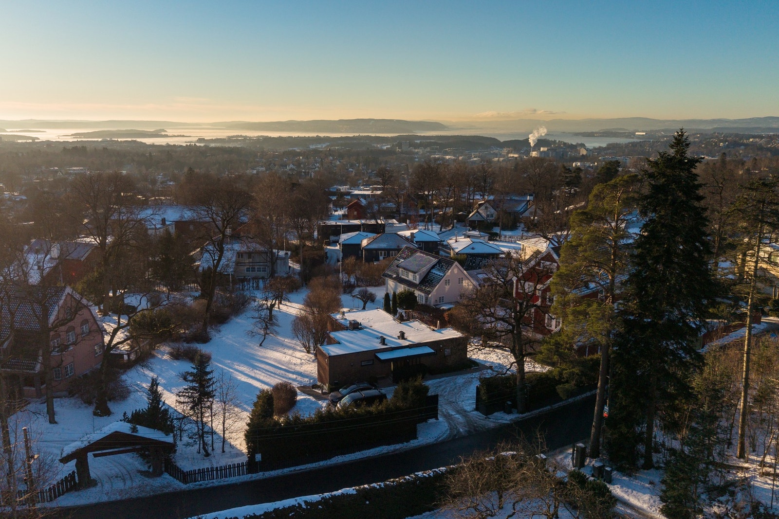 Boligen ligger sentralt, men landlig til på 1,5 mål tomt og med god avstand til omkringliggende bebyggelse. Galleribilde