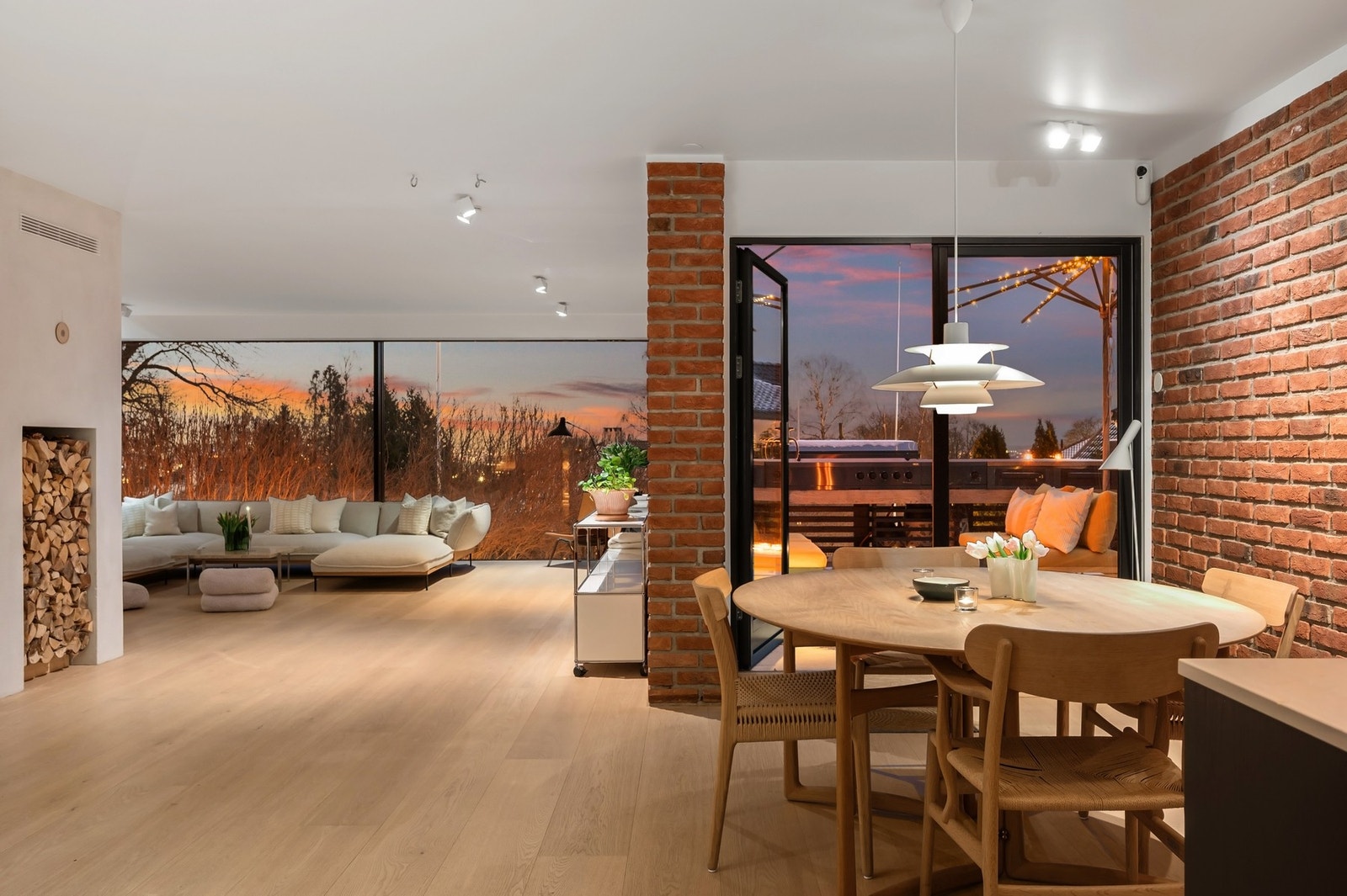 Fra spisestuen er det utgang til en romslig altan, hvor det er installert et stort utekjøkken, med gass-koketopp, gassgrill med 5 brennere, arbeidsflate og skuffer. Galleribilde