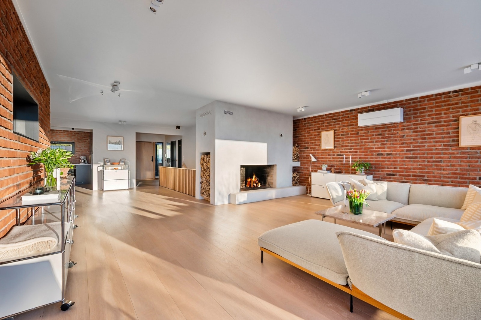 Overganger mellom tegl, murpuss og tre gir rommet fin variasjon. Galleribilde