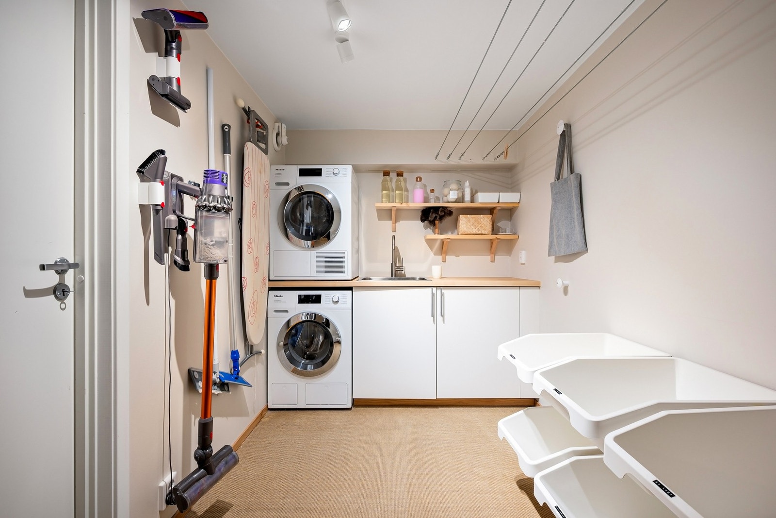 Funksjonelt og praktisk vaskerom. Galleribilde