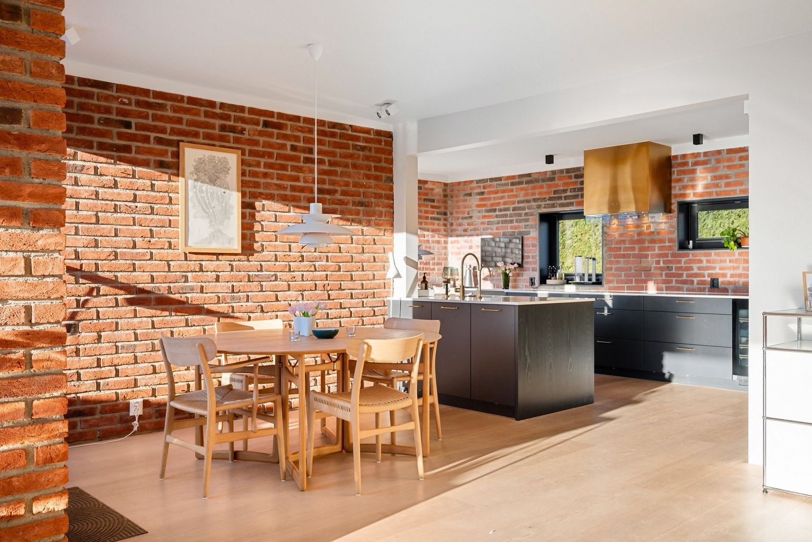 Spisestuen er plassert i direkte forlengelse av kjøkken, stue og altan. Galleribilde