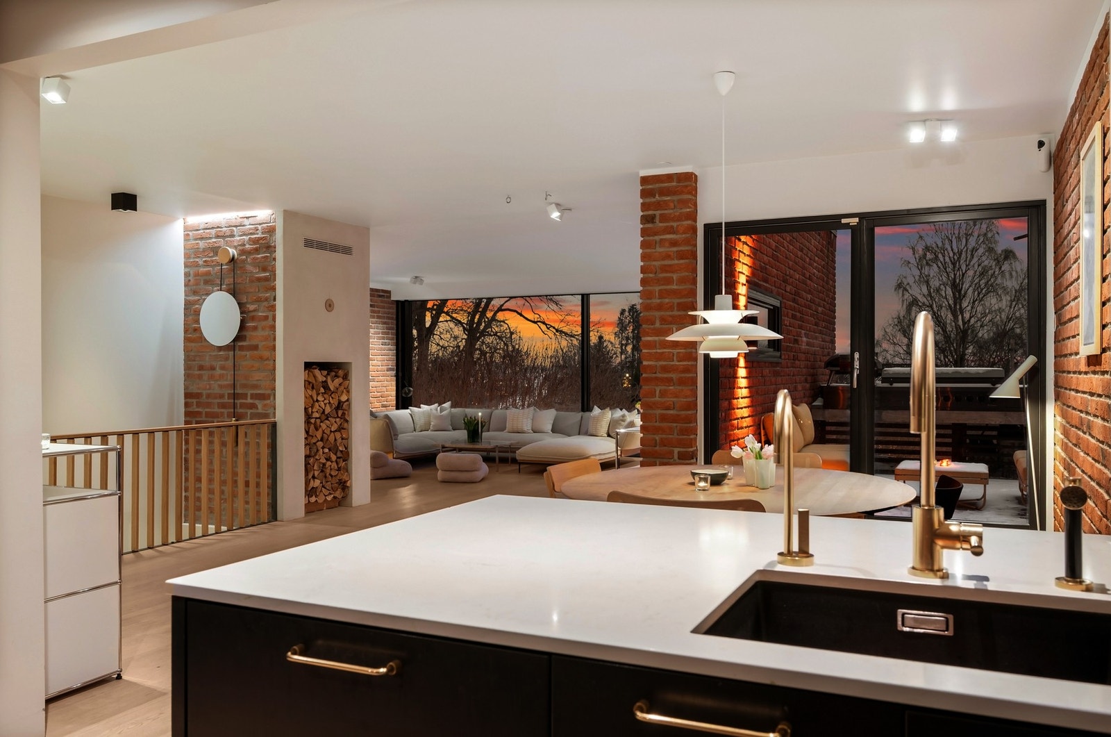 Eiendommen har gjennomgått omfattende renovering de siste årene, og holder i dag høy og moderne standard. Galleribilde