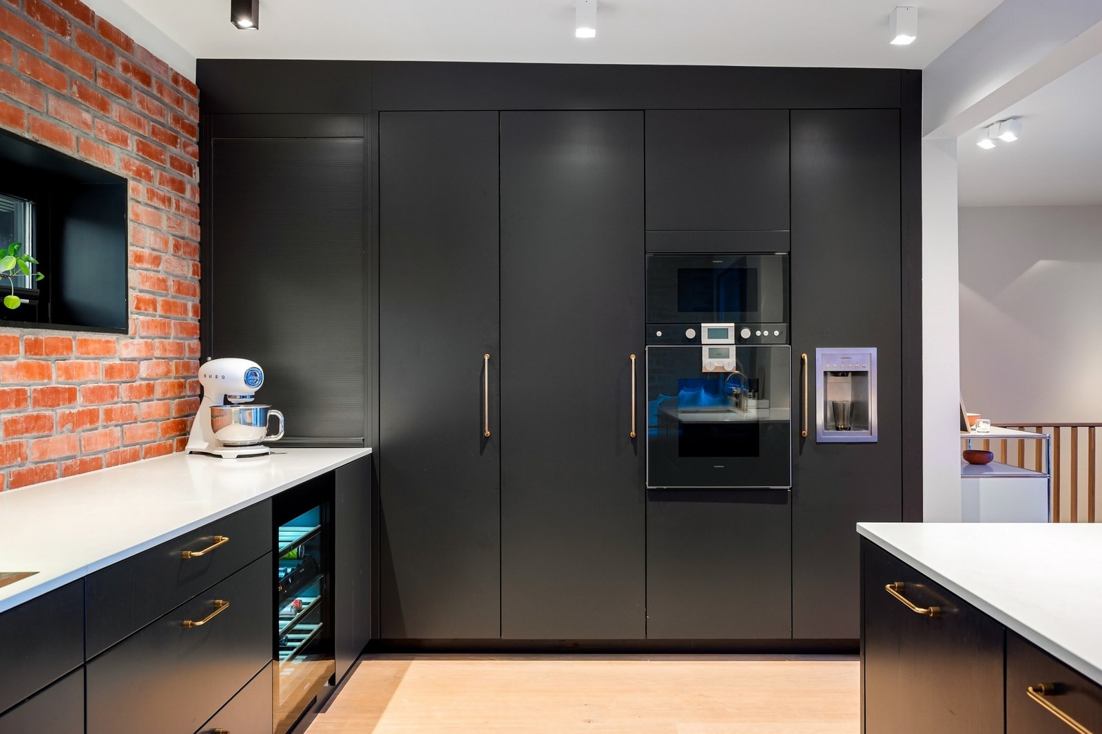 Kjøkkenet har integrerte hvitevarer fra Gaggenau, herunder 80cm sonefri induksjonstopp, fryseskap med isbitmaskin og vanndispenser, kjøleskap samt stekeovn og mikrobølgeovn. Integrert oppvaskmaskin og vinskap fra Miele. Galleribilde