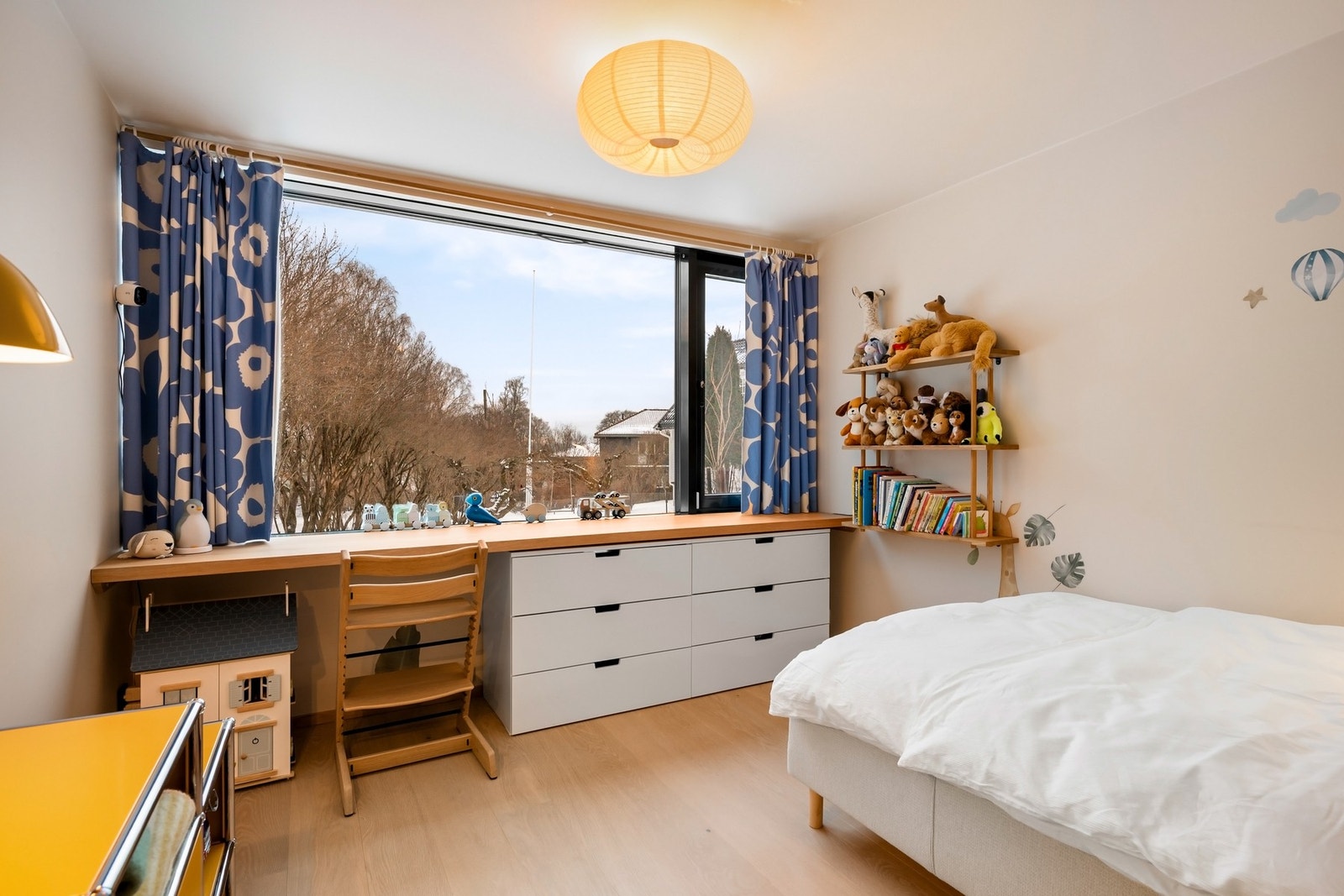 Begge rommene har gulvvarme og store vinduer med sikkerhetsglass fra Schüco og utvendig solskjerming. Galleribilde