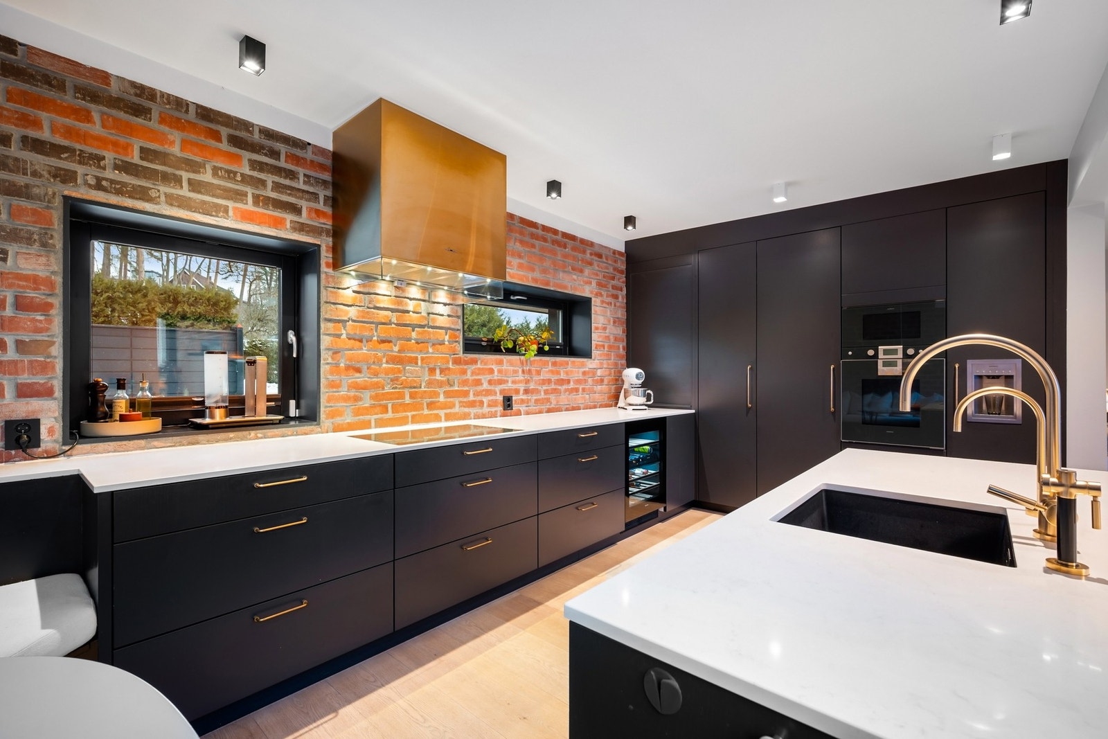 Eksklusivt kjøkken fra Kvänum. Innredningen består av heltre-fronter med glatt, malt overflate og god lagringskapasitet. Galleribilde