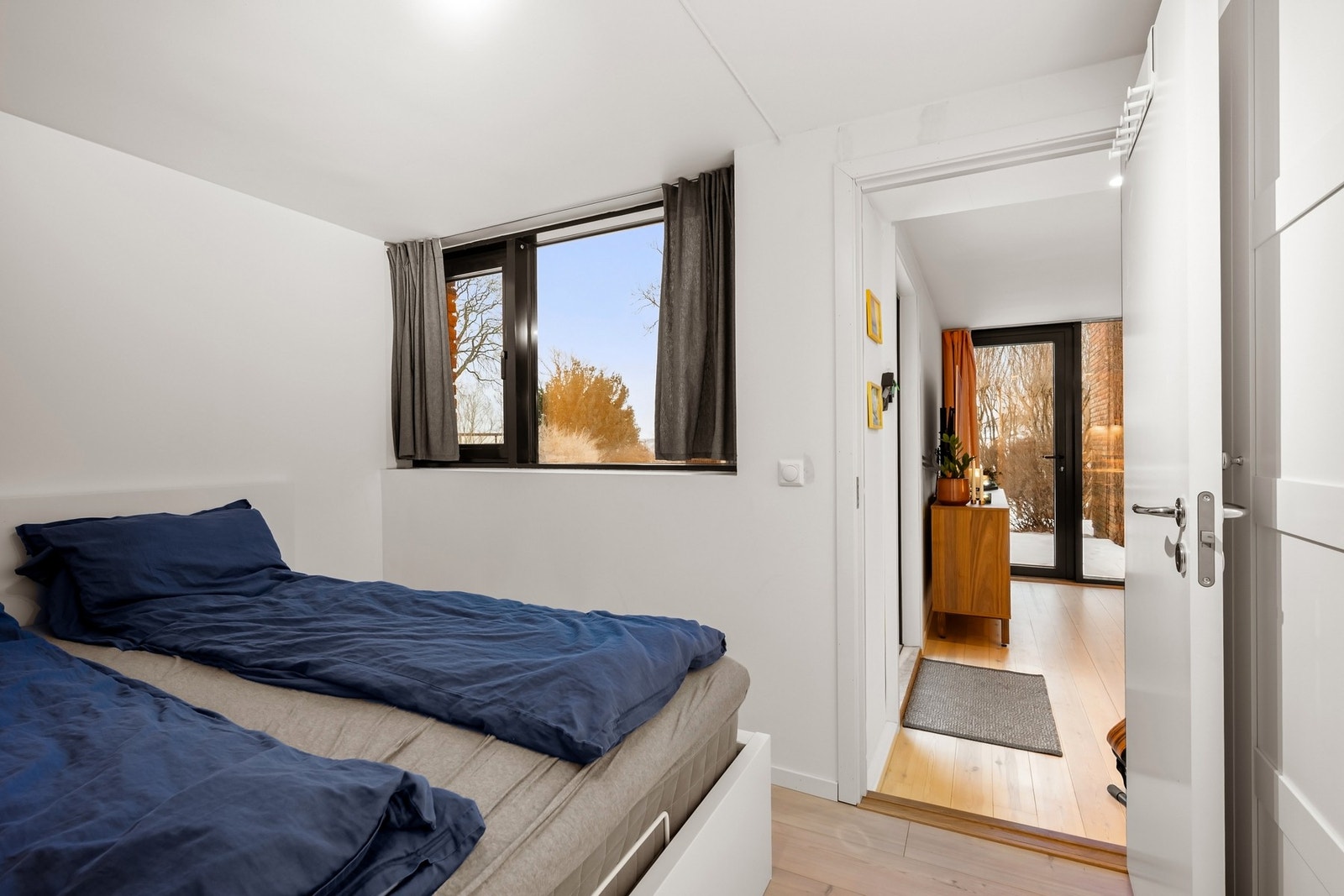 Utleiedelen har direkte utgang til skiferbelagt terrasse og egen del av hagen. Galleribilde