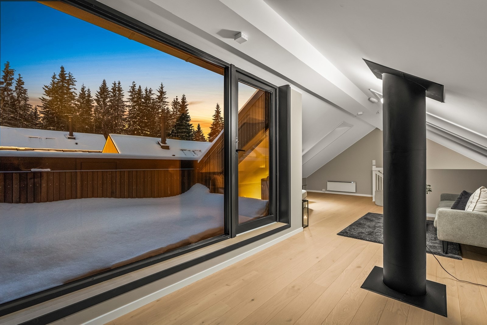 Fra stuen er det utgang til en lun og skjermet takterrasse på ca. 6,5 kvm Galleribilde