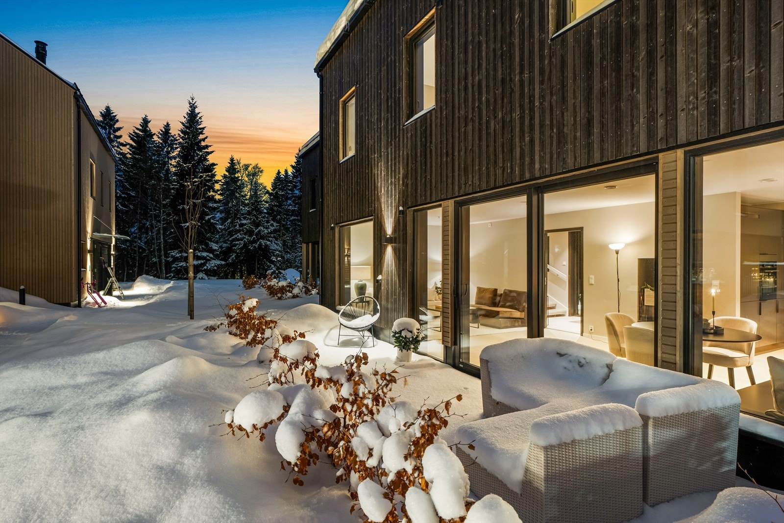 Fra stue/kjøkken er det utgang til en markterrasse på ca. 13 kvm Galleribilde