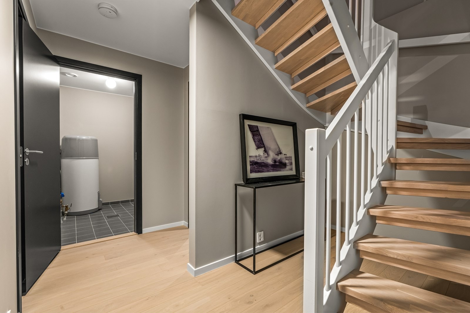 Gang i kjelleretasje Galleribilde