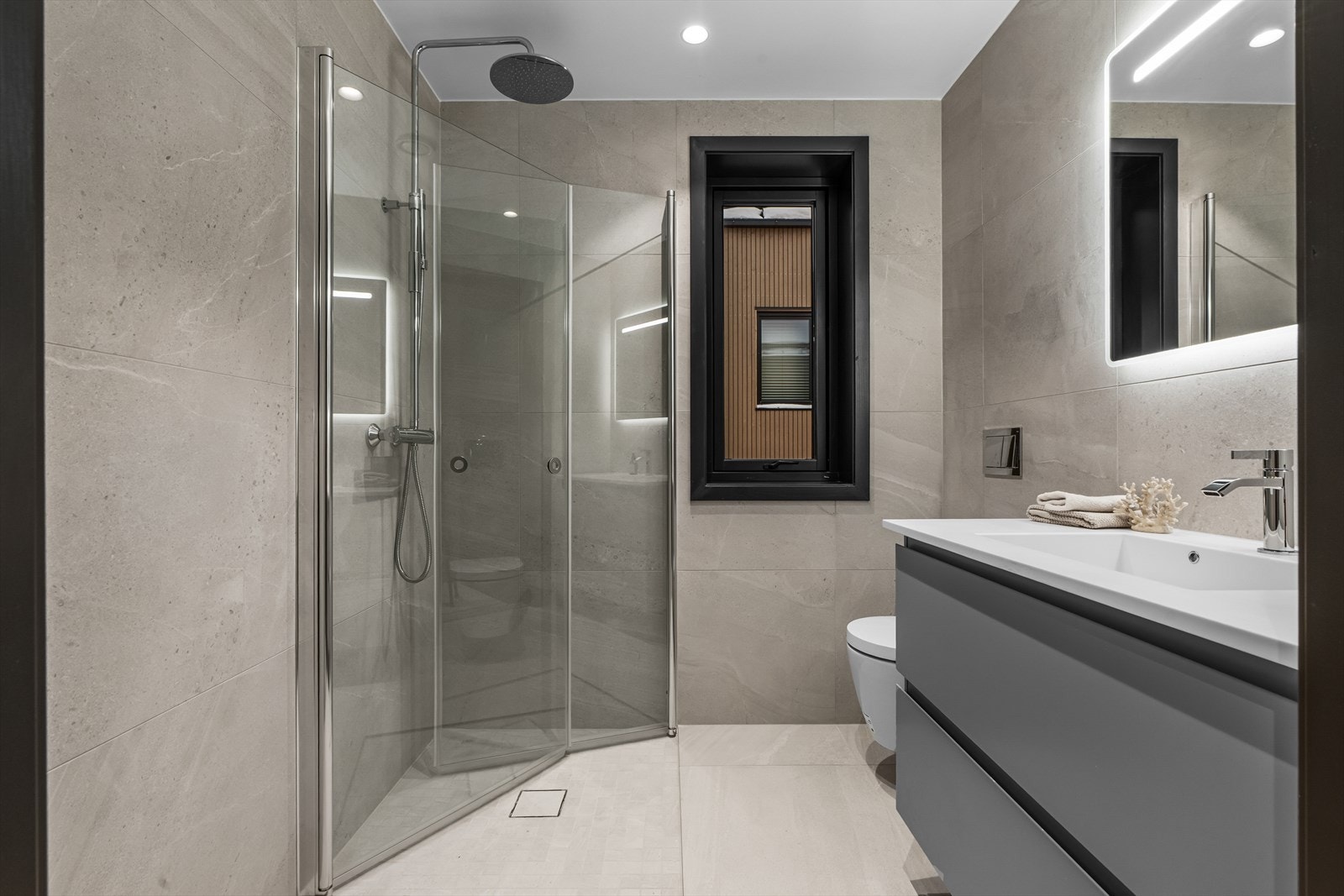 Lekkert, helfliset bad med varmekabler i gulv og downlights i himling Galleribilde