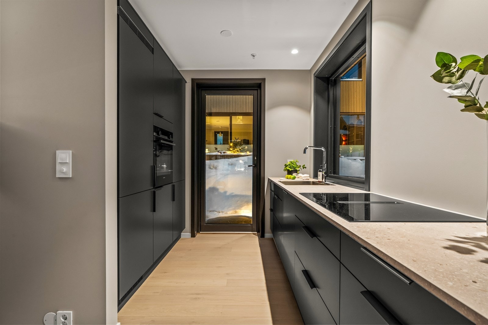 Moderne Sigdal-kjøkken med integrerte hvitevarer fra Simens og induksjonstopp med integrert ventilator Galleribilde