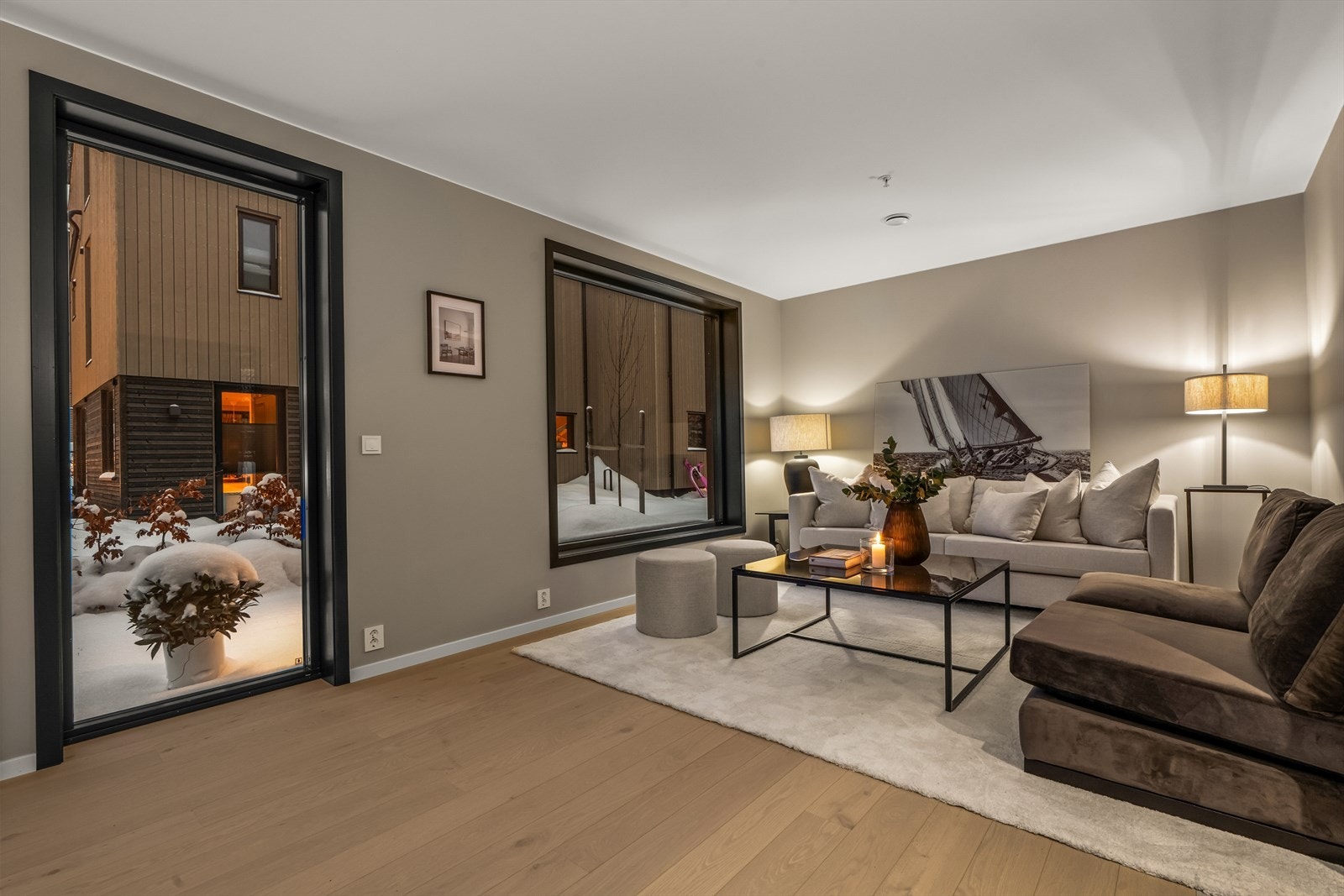 Store vindusflater med mørke omramminger sikrer meget gode lysforhold og fin romfølelse Galleribilde