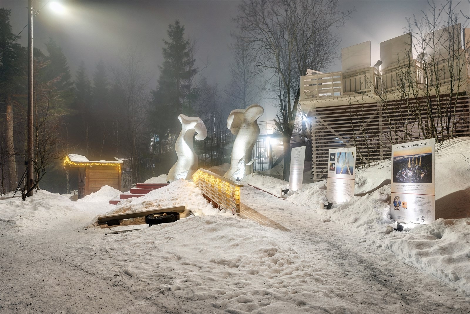 Kort vei til spektakulære Roseslottet - en utendørs kunstinstallasjon på Frognerseteren Galleribilde