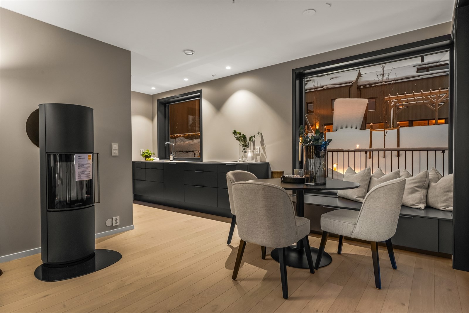 Boligen har et gjennomført og tidsriktig interiør med pene overflater Galleribilde