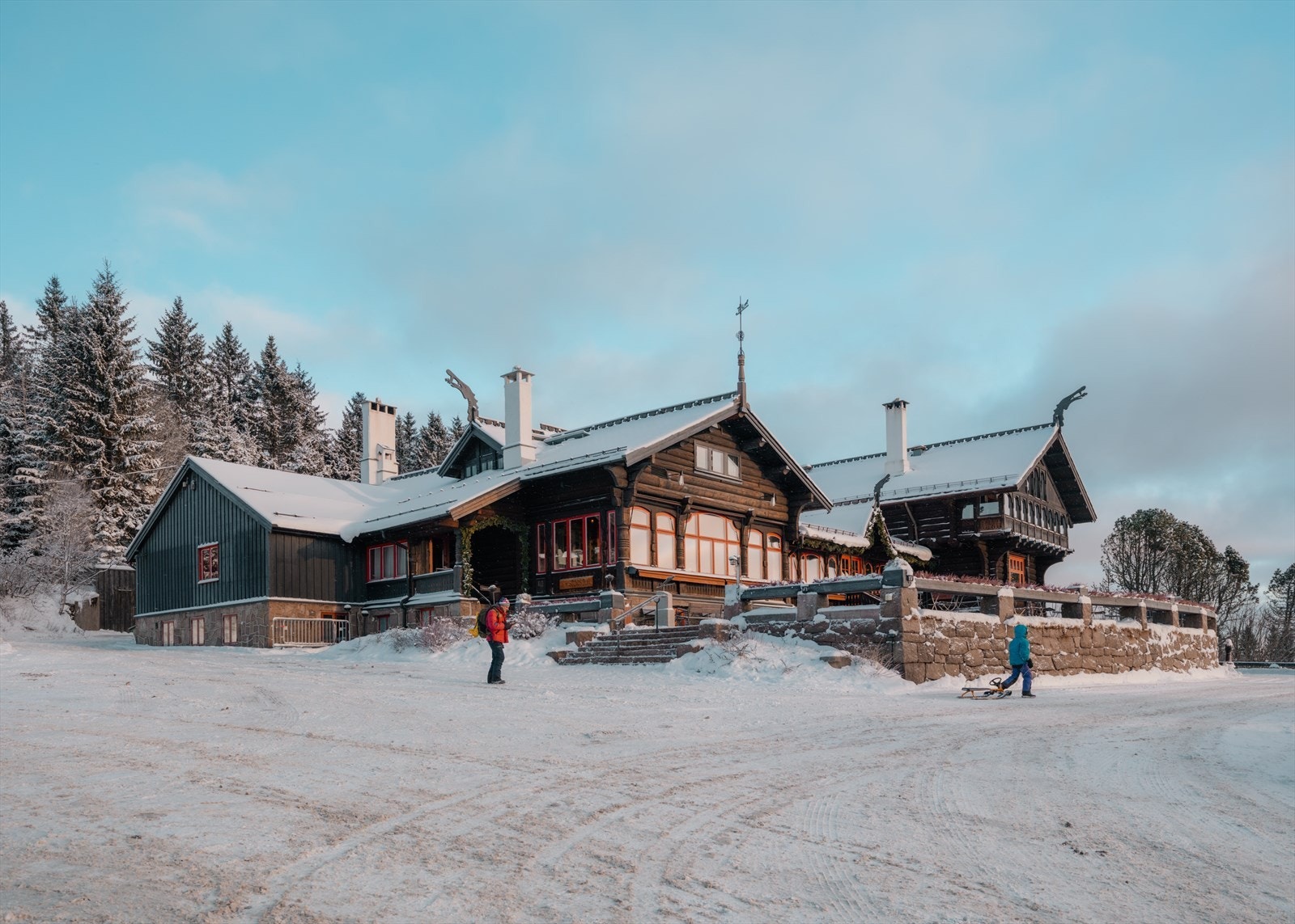 I nærområdet finner du flere populære serveringssteder, blant annet Frognerseteren restaurant og historiske Holmenkollen Park Hotell, som også tilbyr badebasseng, spa og treningssenter Galleribilde