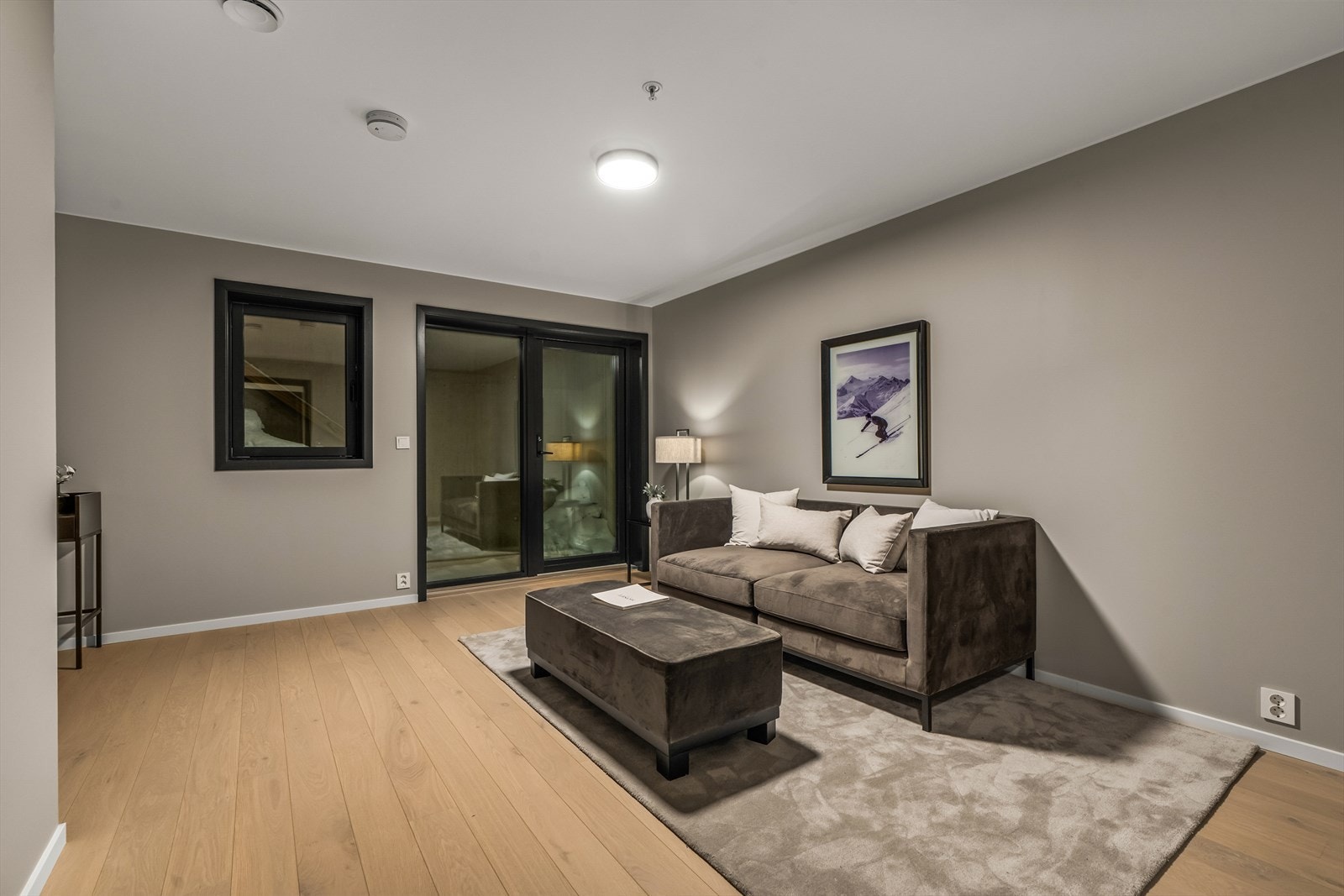 Romslig kjellerstue med direkte utgang til terreng/gårdsplass Galleribilde