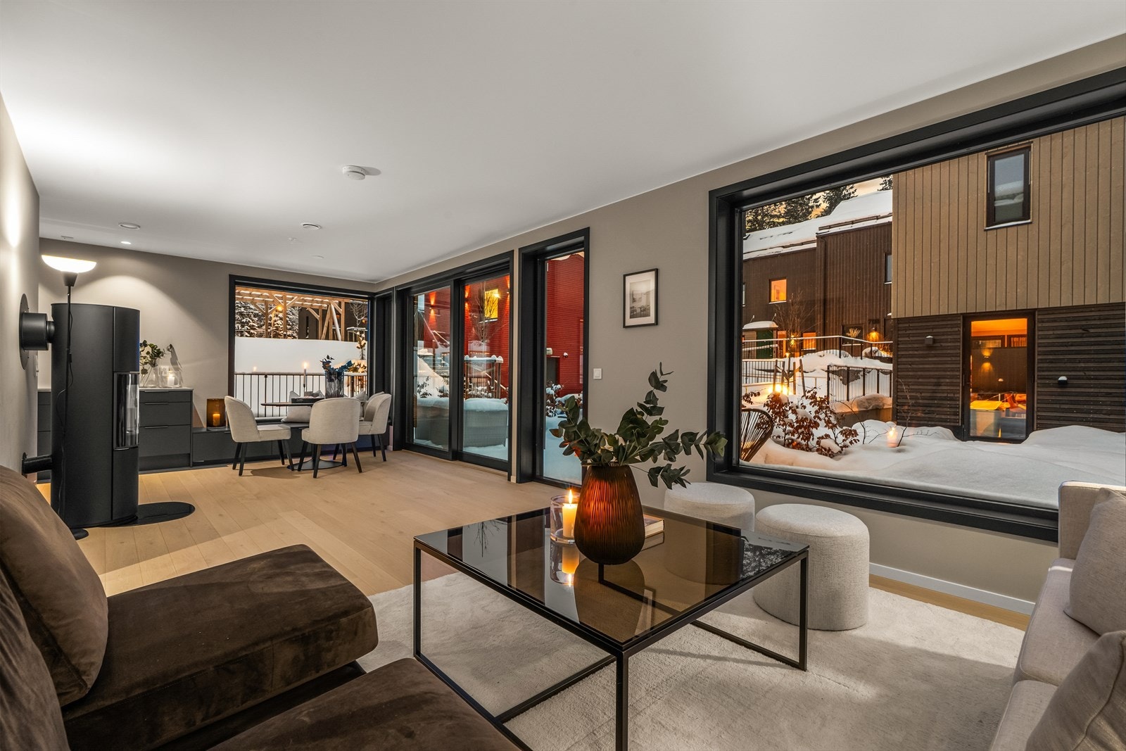 Stue og kjøkken utgjør hoveddelen av boligens 1. etasje. Sammen danner de et stort, åpent og familievennlig allrom med god plass til både hverdagsliv og sosiale sammenkomster Galleribilde