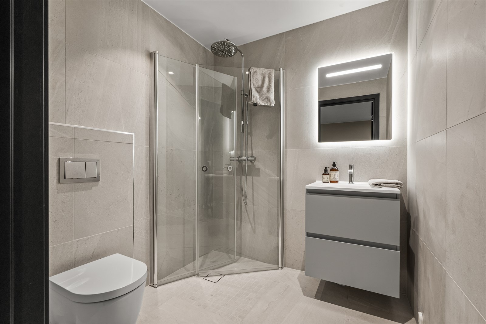 I tilknytning til kjellerstuen ligger boligens 3. bad Galleribilde