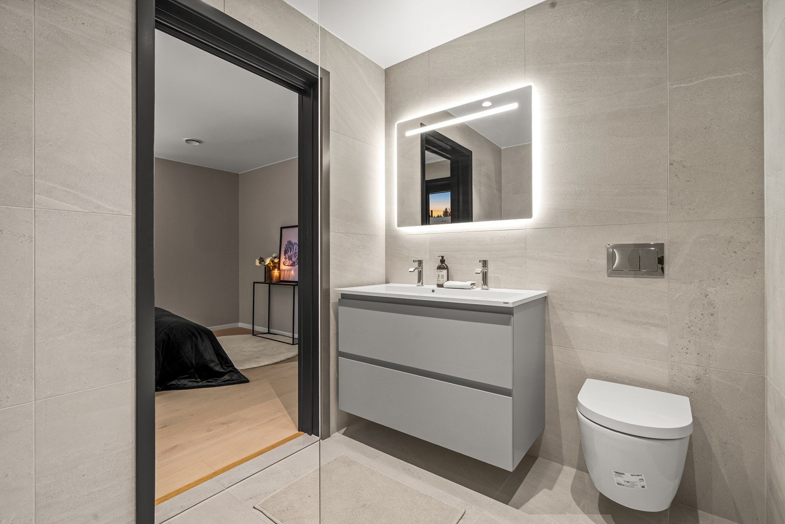 Boligen inneholder hele tre bad og et gjestetoalett. Alle badene har et gjennomført interiør med pene overflater - fliser i 60X60-format fra Villeroy & Boch Galleribilde