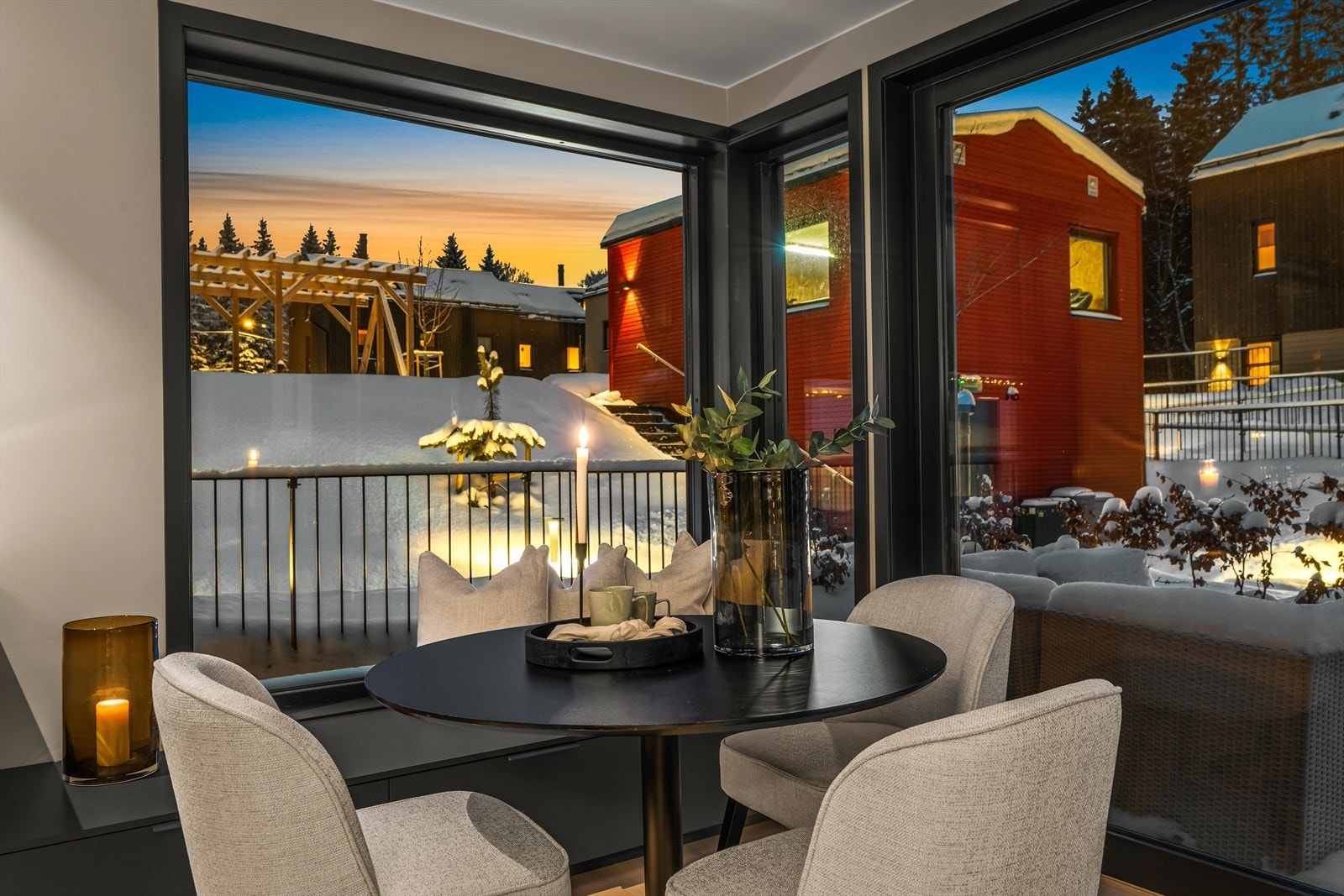 Store vindusflater med mørke omramminger gir særpreg og fint utsyn mot omgivelsene Galleribilde