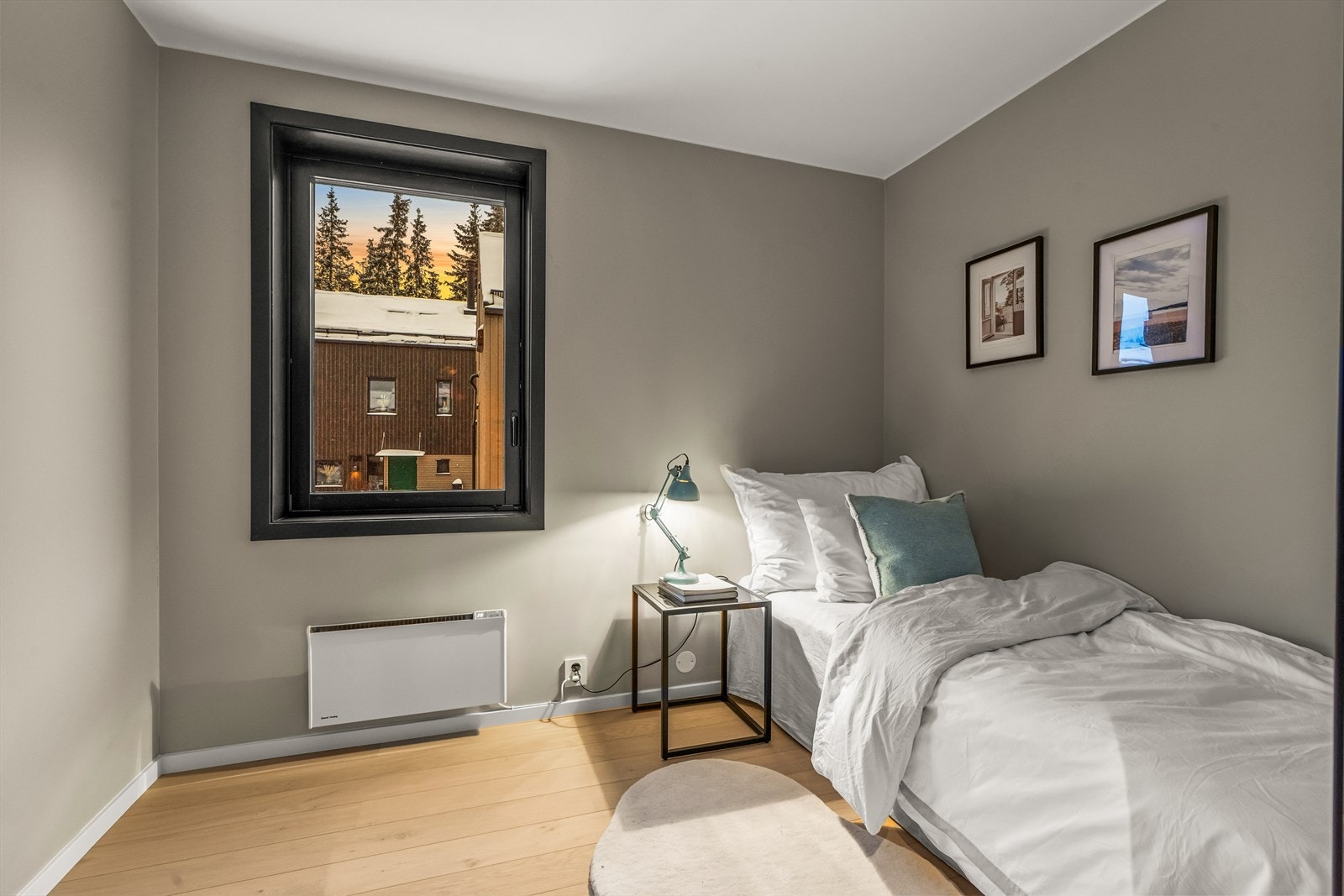 Soverom i 2. etasje. Alle soverommene har 14 mm. 1-stavs eikeparkett fra Boen og veggflater malt i tidløse fargetoner Galleribilde