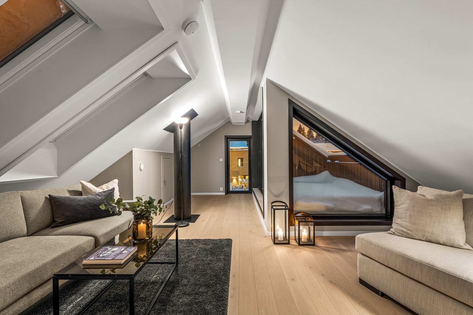 Loftstuen har skråtak, takvinduer og rikelig med naturlig lysinnslipp Galleribilde