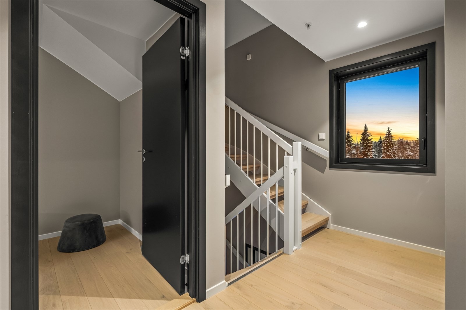 Boligen har en familievennlig utforming med alle soverommene på samme plan Galleribilde