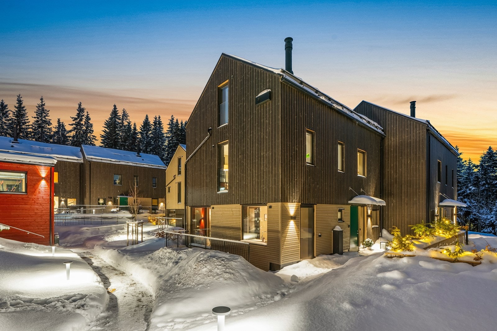 Boligen ligger i et bilfritt og barnevennlig tun med flere fine lekearealer, samt felles sykkelparkering og smørebod Galleribilde