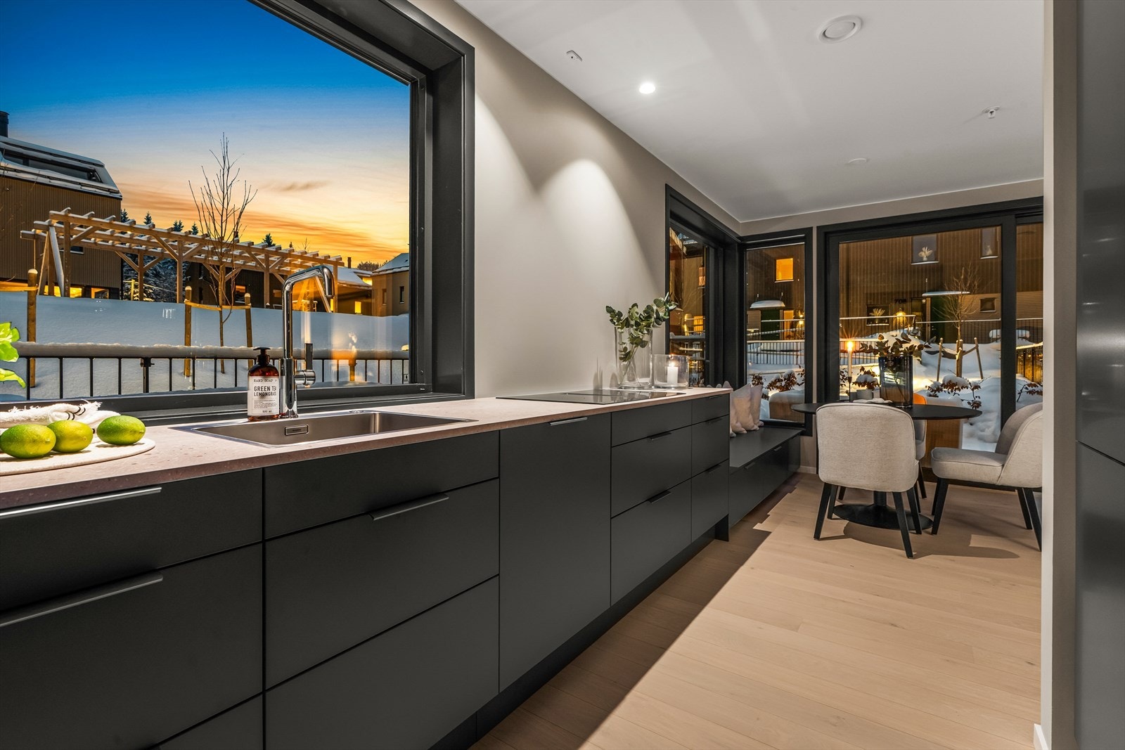 Nyoppført (2024) og lekker familiebolig i barnevennlige omgivelser med Nordmarka som nærmeste nabo Galleribilde