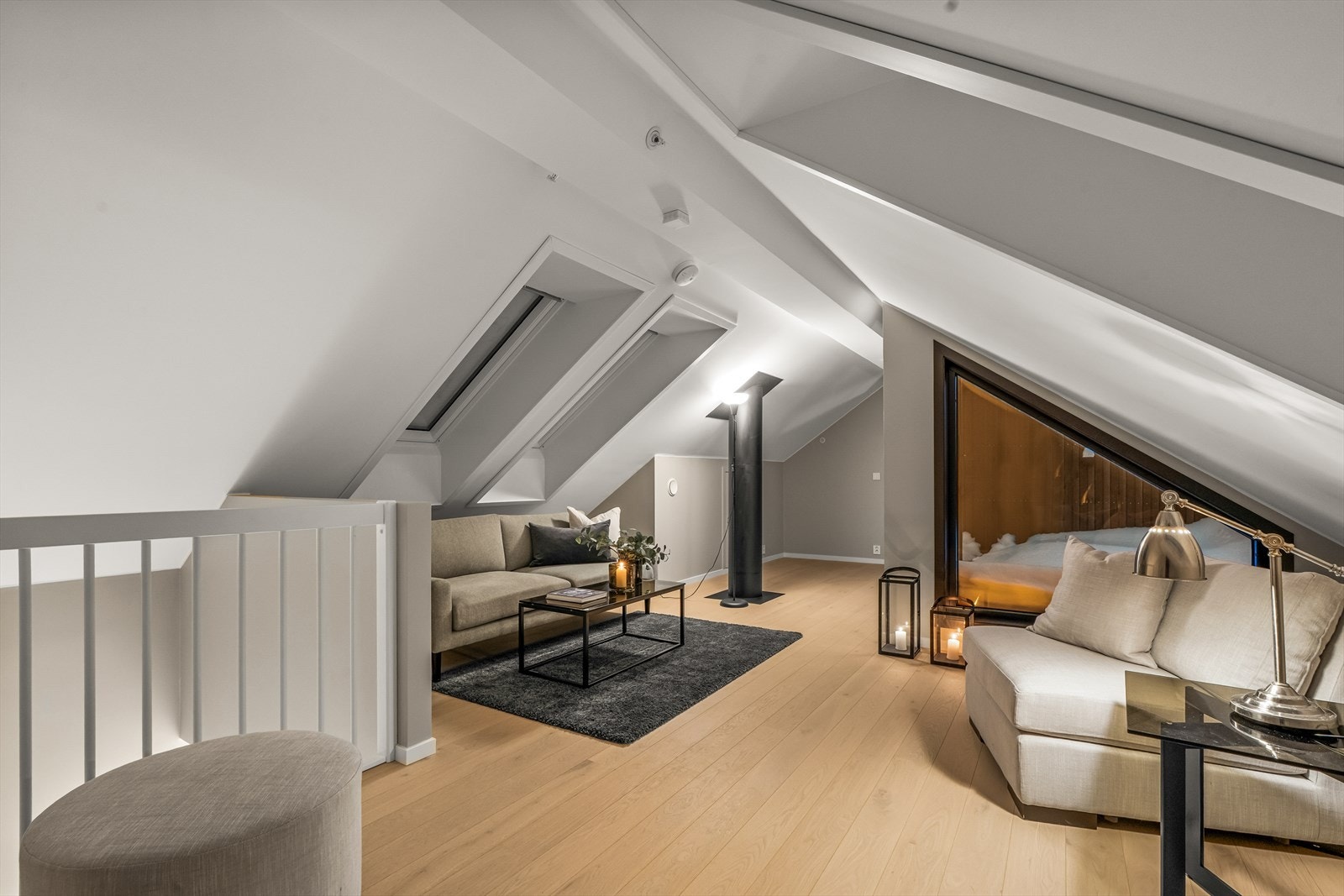 Stor og luftig stue i loftsetasje Galleribilde