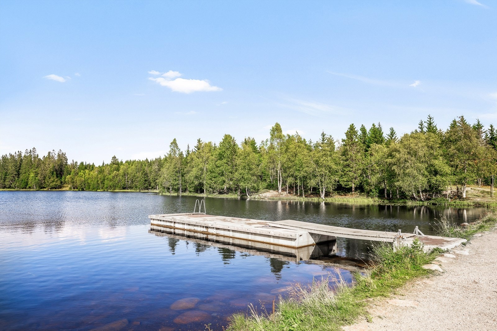 Mellom Frognerseteren og Tryvannshøgda ligger Øvresetertjern - et populært sted for både bading, pikning og soling Galleribilde