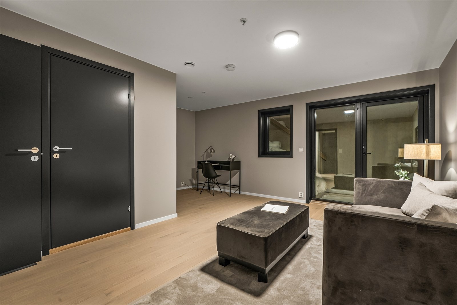 Stuen har pene overflater og gode møbleringsmuligheter Galleribilde