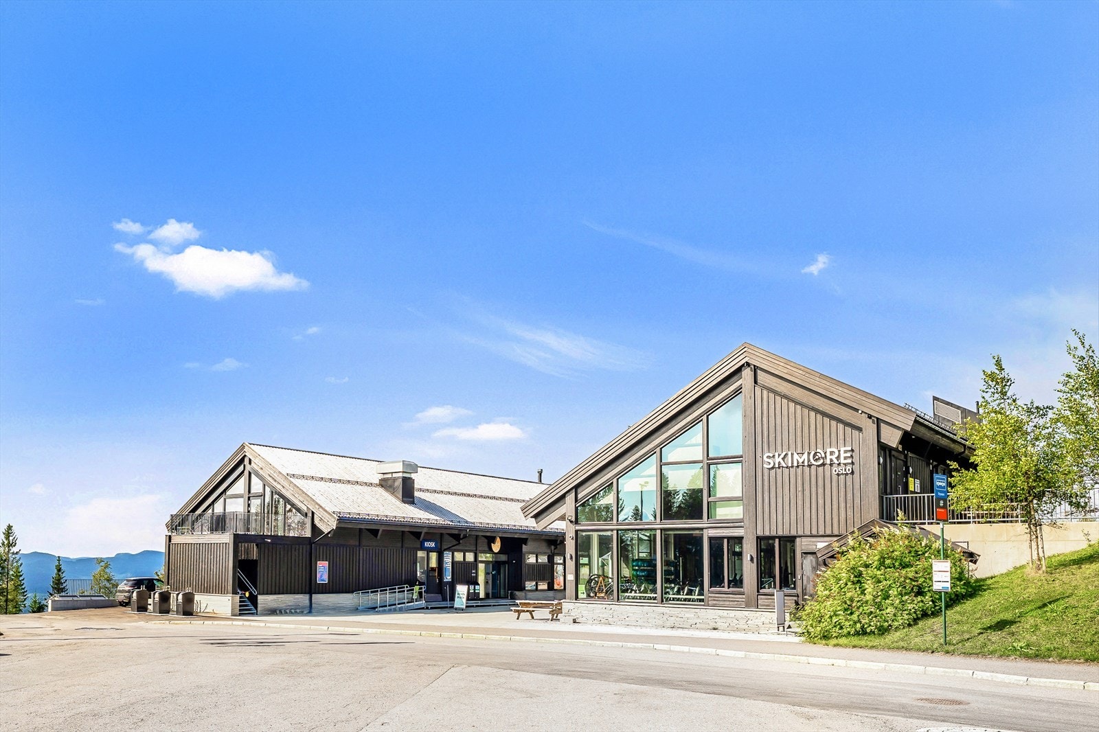 For friluftsentusiasten er dette området et eldorado året rundt - omgitt av natur og uendelige treningsmuligheter. Alpint venter i Tryvann og Wyller, mens Korketrekkeren byr på ekte vinterglede for hele familien Galleribilde