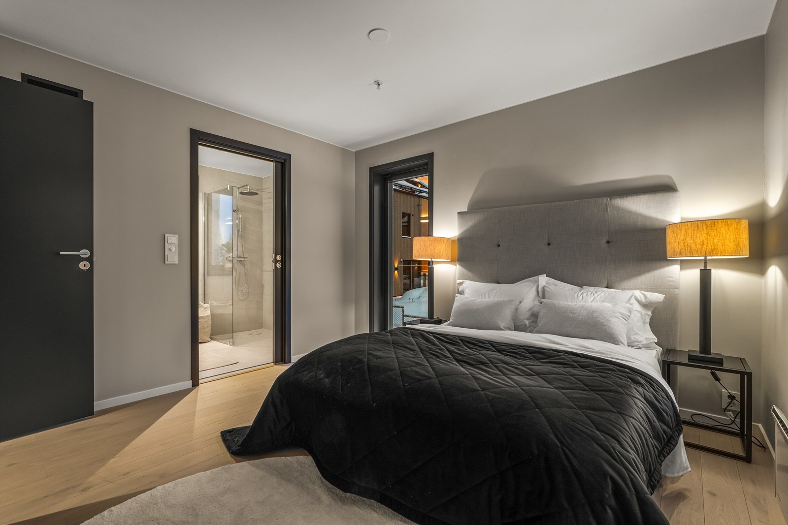 Soverommet har gode møbleringsmuligheter og eget bad Galleribilde