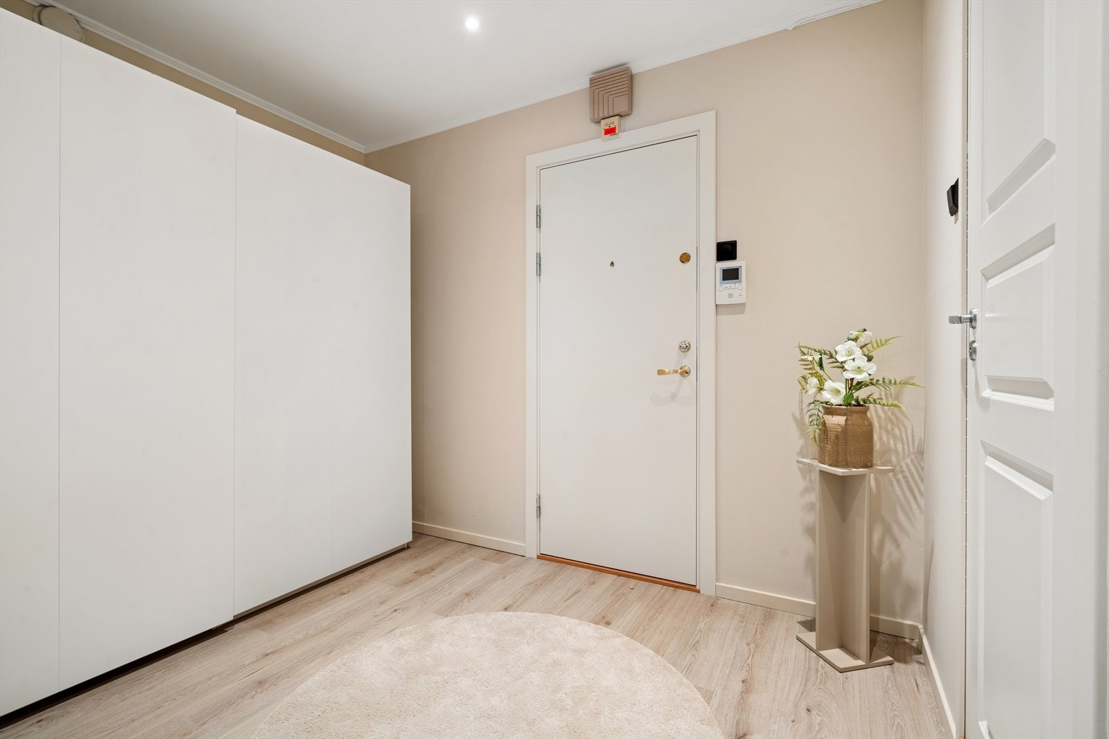 Romslig entré med praktisk garderobeskap. Galleribilde