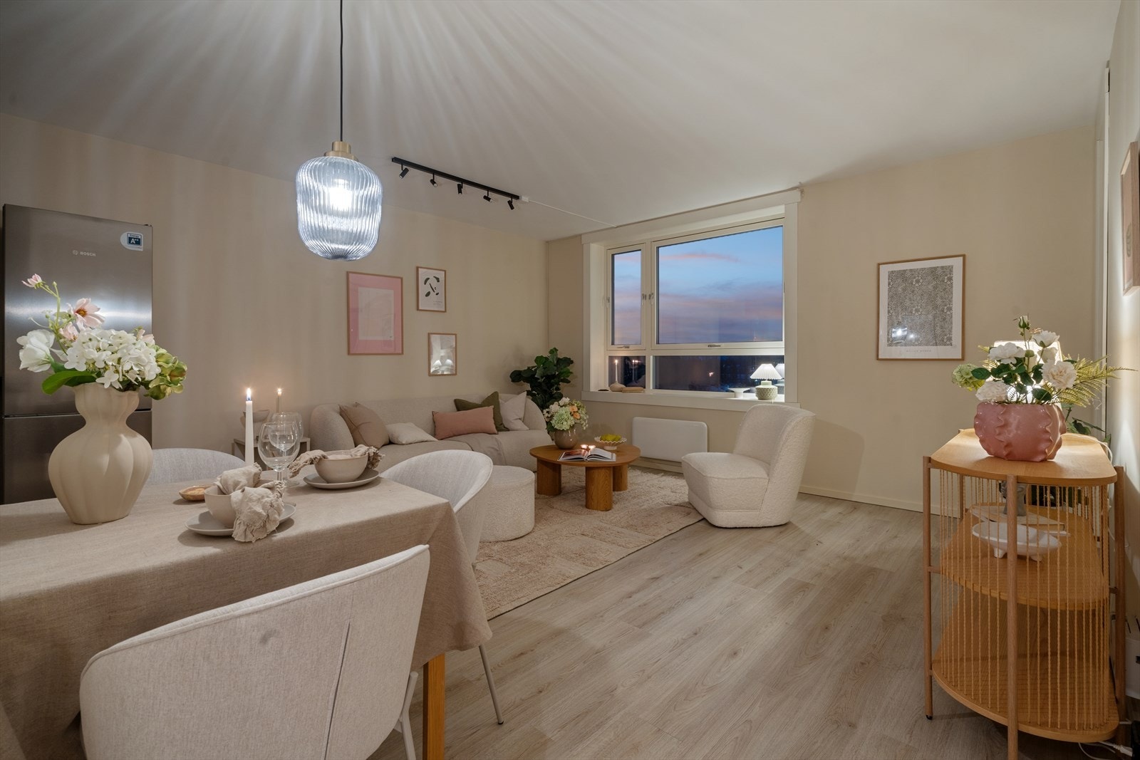 Her er det gode møbleringsmuligheter med plass til sofa og spisebord. Galleribilde