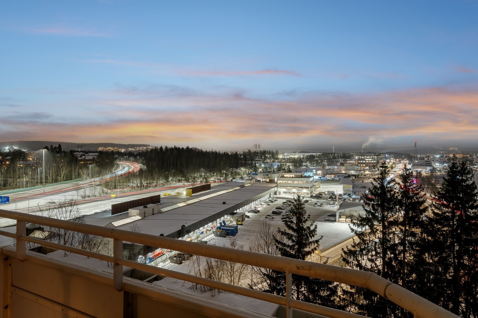 Høy og fri beliggenhet i 8. etasje med gode solfohold og utsikt. Galleribilde