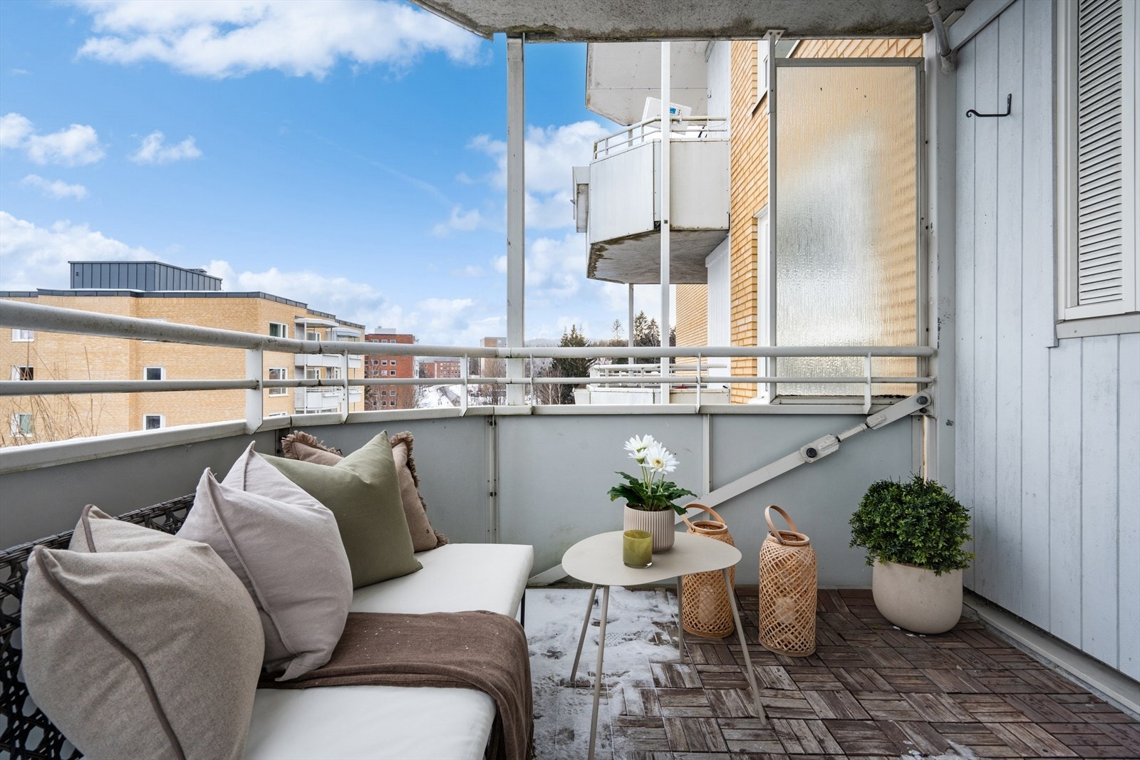 Balkongen er overbygget og har et areal på ca. 6 kvadratmeter. Galleribilde