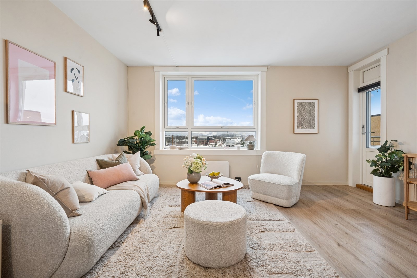 God planløsning som inneholder entré, stue/kjøkken, bad og soverom. Galleribilde