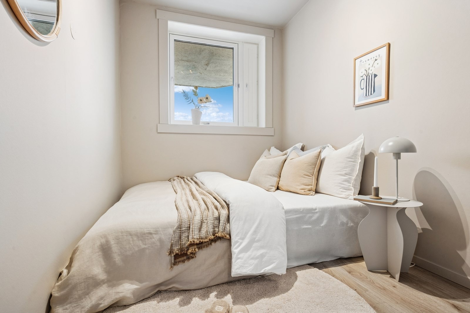 Leilighetens soverom er innredet med garderobeskap. Galleribilde