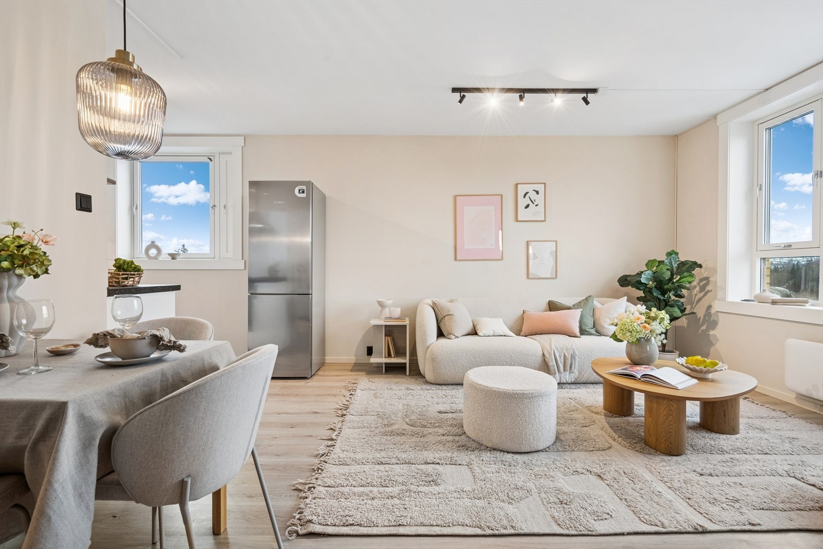 Stue og kjøkken har store vindusflater som slipper inn rikelig med naturlig lys. Galleribilde