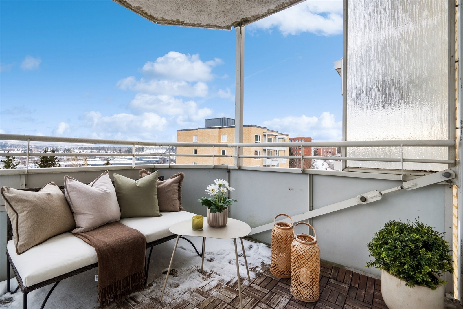 Fra stuen er det utgang til en hyggelig balkong. Galleribilde