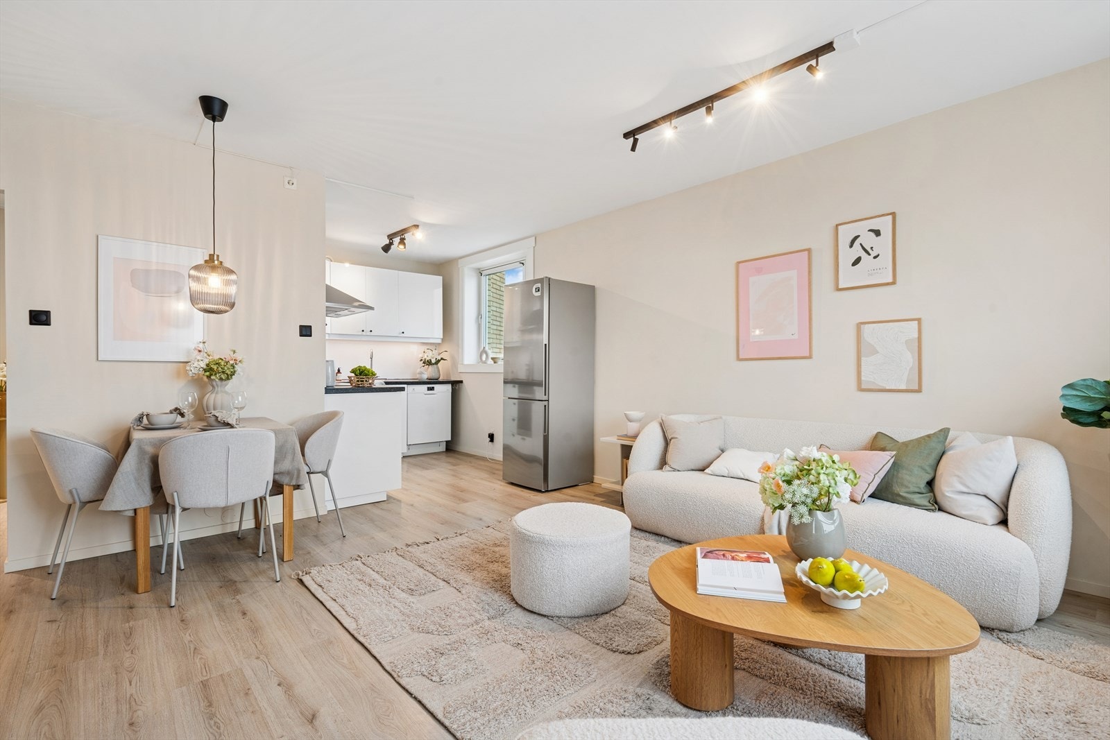 Stue og kjøkken er utført i åpen løsning. Galleribilde