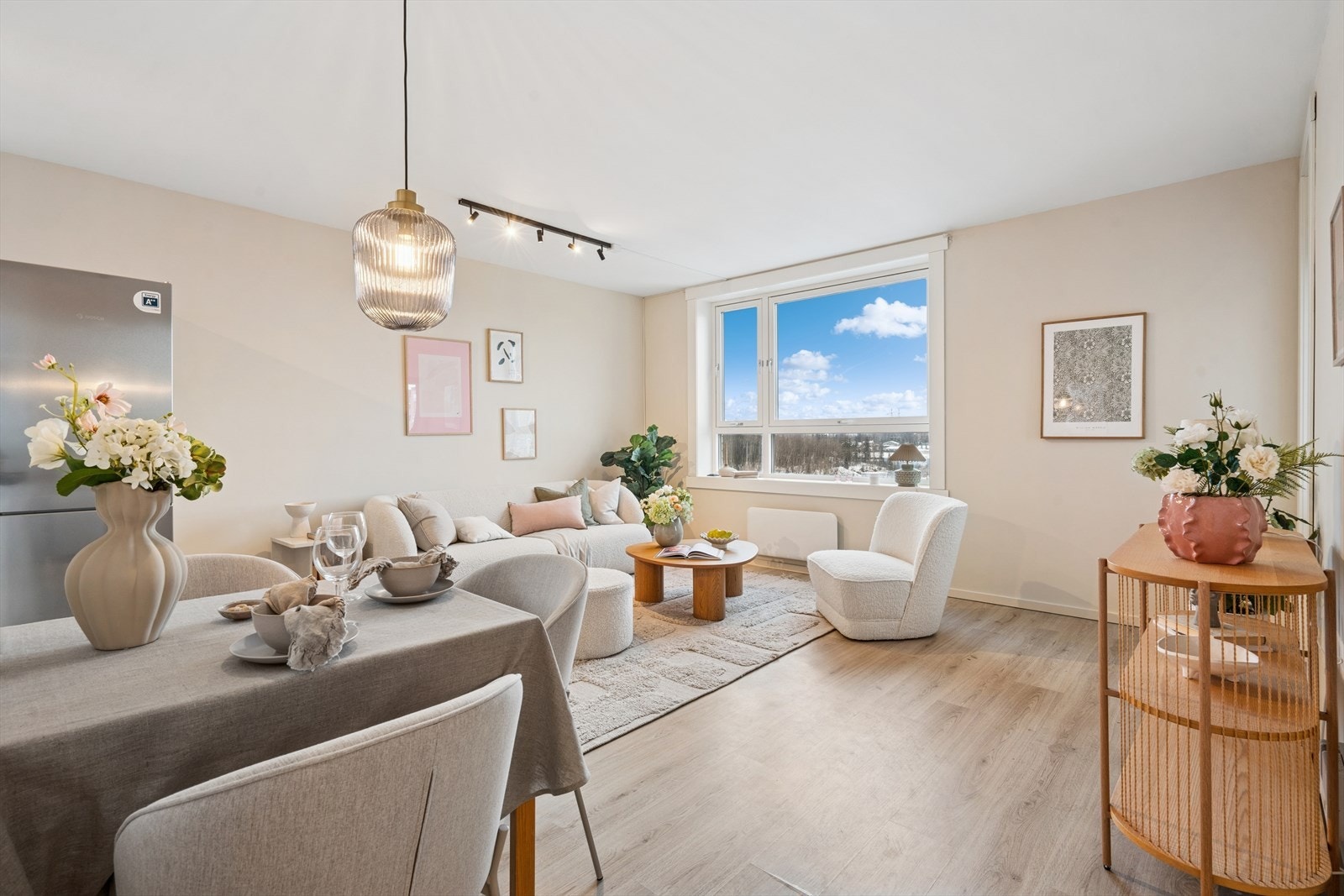 Lys og trivelig 2-roms endeleilighet med attraktiv beliggenhet i et veletablert og populært boligområde på Ellingsrud/Karihaugen. Galleribilde